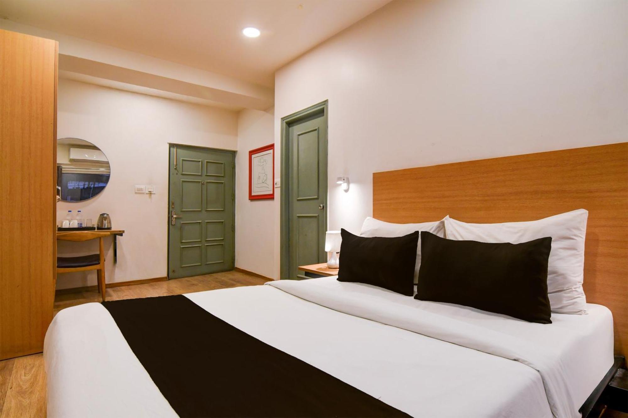 Super Townhouse Vip Road Formerly The Sky Calcutta Exterior foto