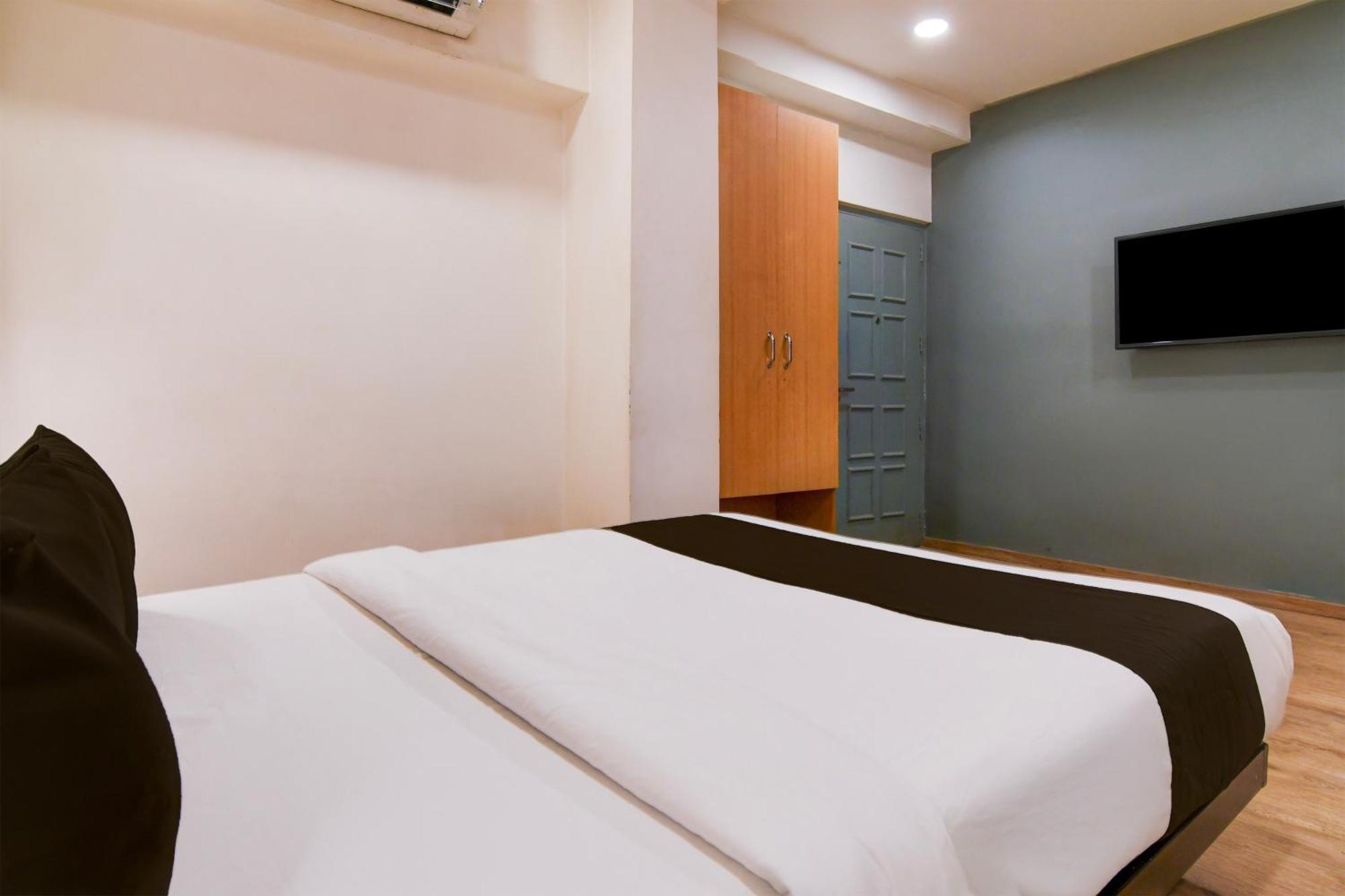 Super Townhouse Vip Road Formerly The Sky Calcutta Exterior foto