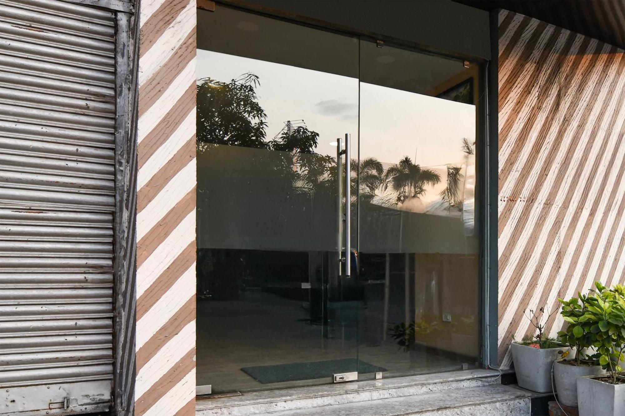 Super Townhouse Vip Road Formerly The Sky Calcutta Exterior foto