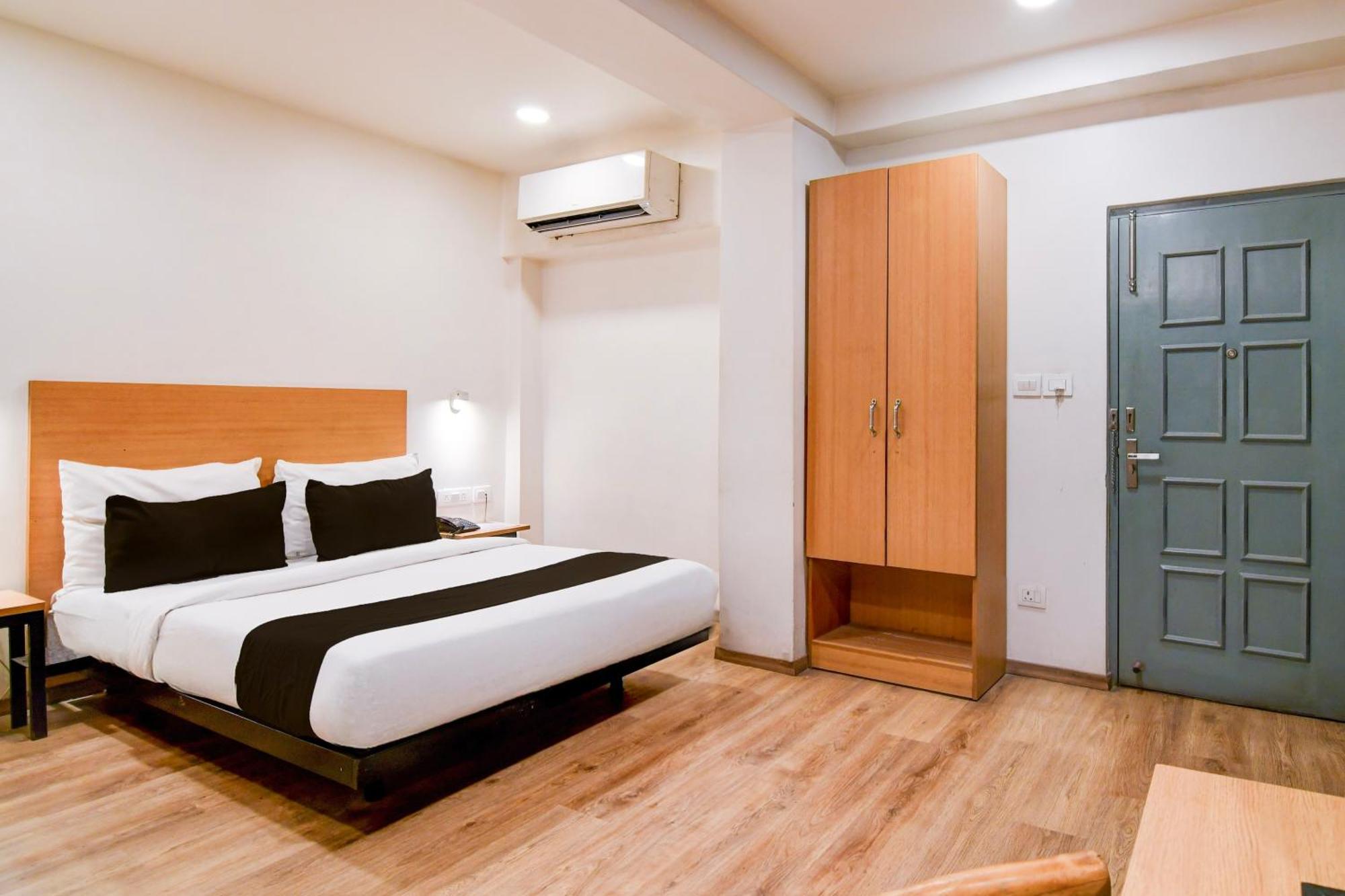 Super Townhouse Vip Road Formerly The Sky Calcutta Exterior foto