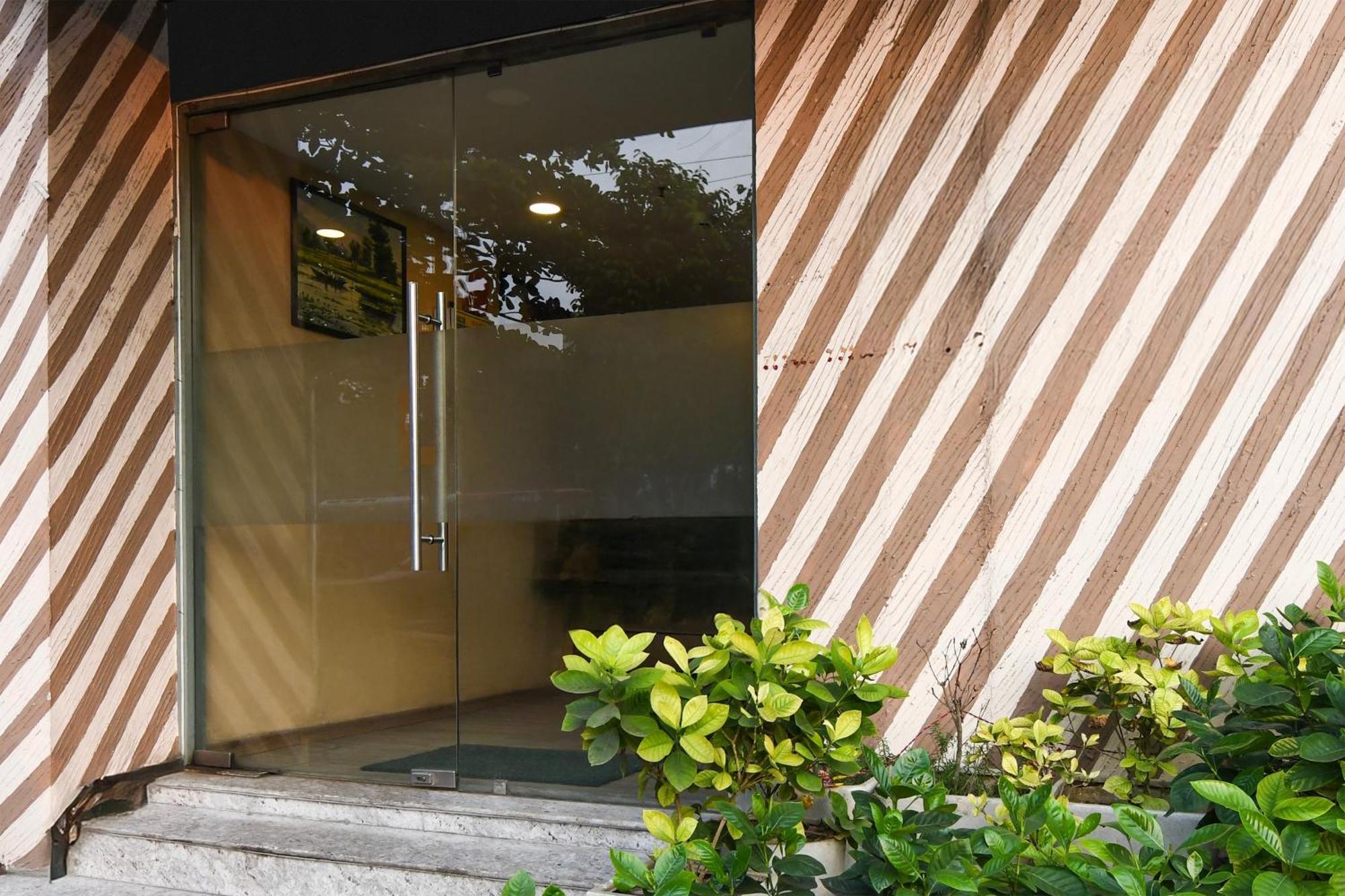 Super Townhouse Vip Road Formerly The Sky Calcutta Exterior foto