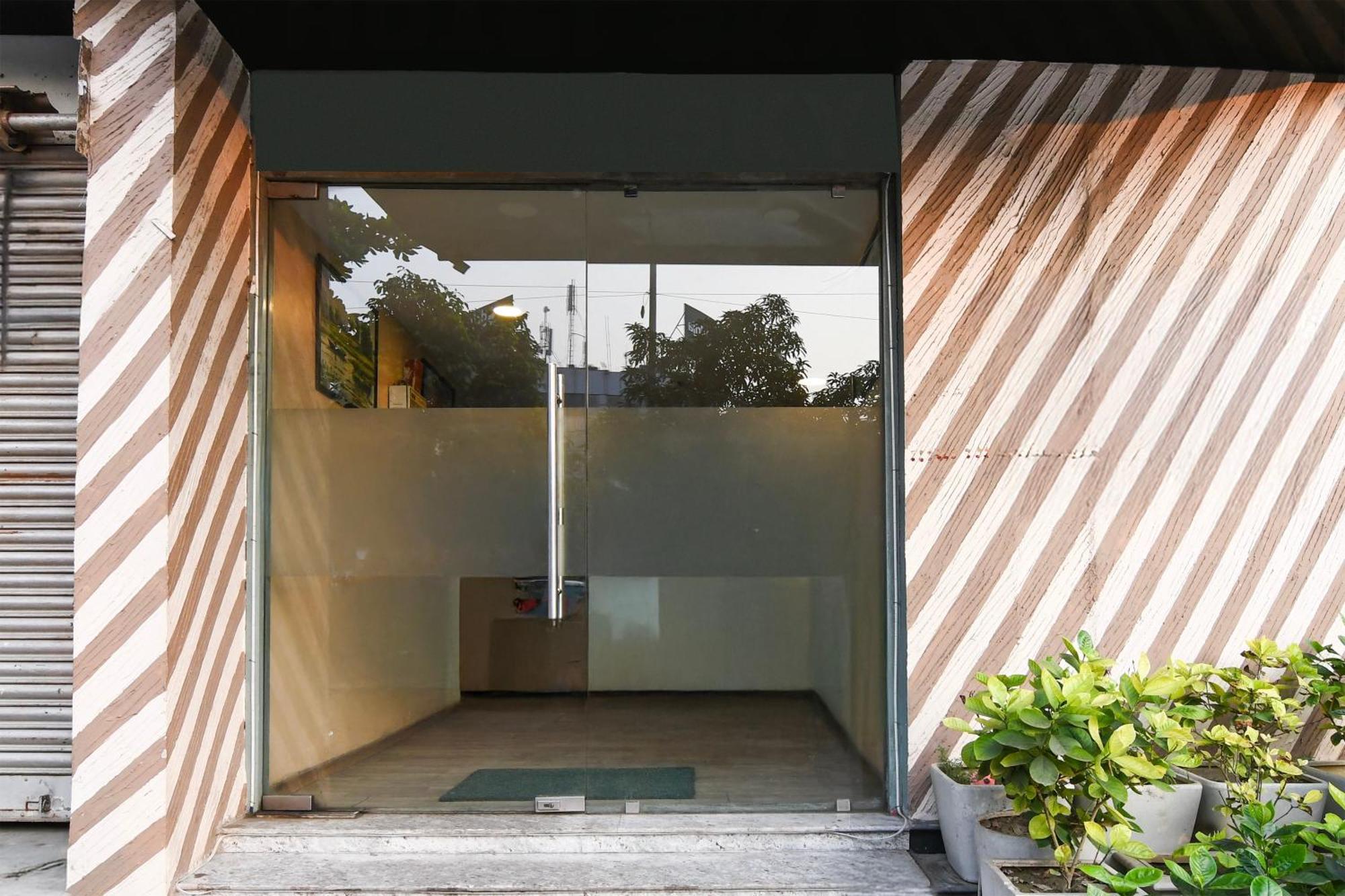 Super Townhouse Vip Road Formerly The Sky Calcutta Exterior foto